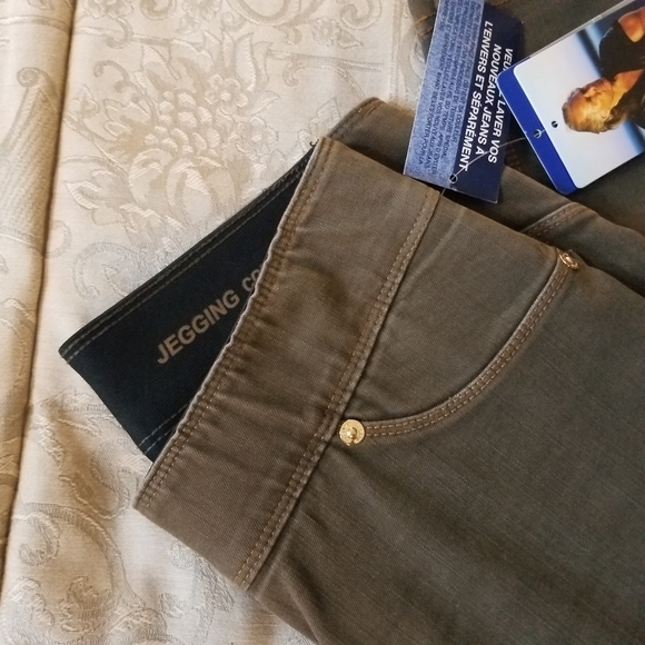 Women's Petite Nygard Jeggings - Picture 2 of 4